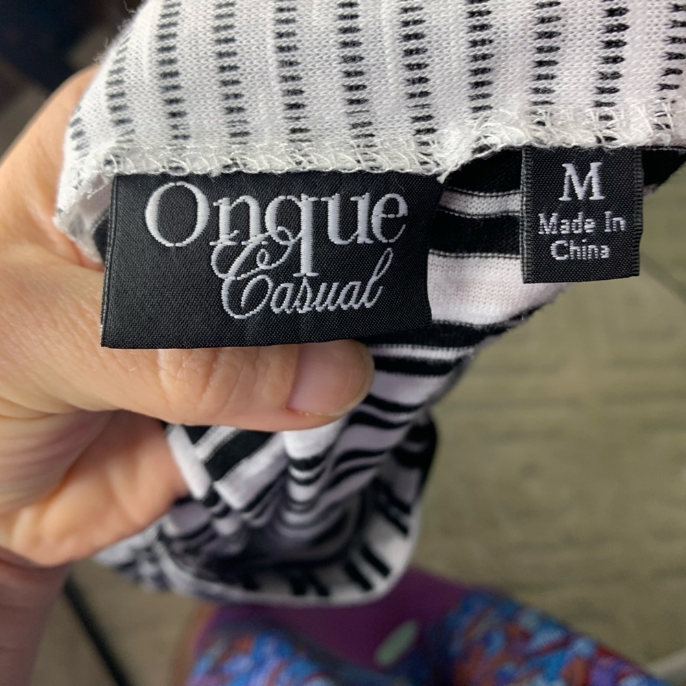 Onque Casuals Women’s M Black White Striped Button Accent Top - Picture 7 of 10